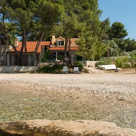 Beautiful Beachfront With Private Pool ヴィラ スペタル