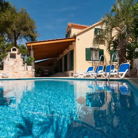 Beautiful Beachfront With Private Pool スペタル